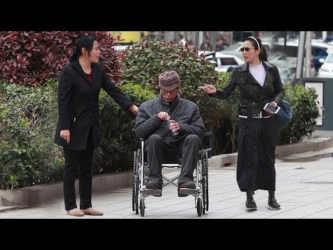 黑心保姆當街虐待老人，遭路過大叔怒懟：你再這樣我跟你沒完！