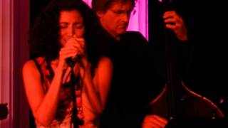 Elena Gadel cantando "Luz Encendida" en el Jardín Botánico de Blanes