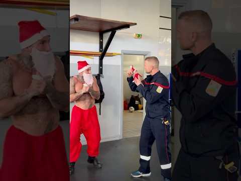 Le lutin est prêt à attaquer les farces 😂👌🏻 #humor #lutin #christmas #noël #elf #firefighter