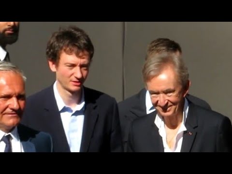 231002 Frédéric ARNAULT (???? LISA ?), Bernard ARNAULT (LVMH) @ Louis Vuitton fashion show 02.10.2023