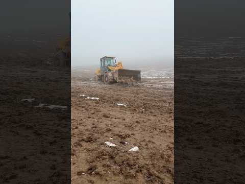 12 тонн против одной лебёдки | Вытаскиваем погрузчик с поля