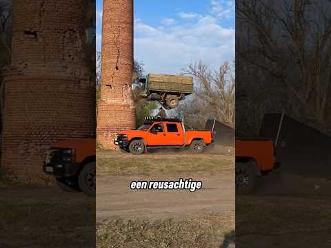 Het neerhalen is hem te gewoon, dus reed hij er met een vrachtwagen tegenaan!😱
