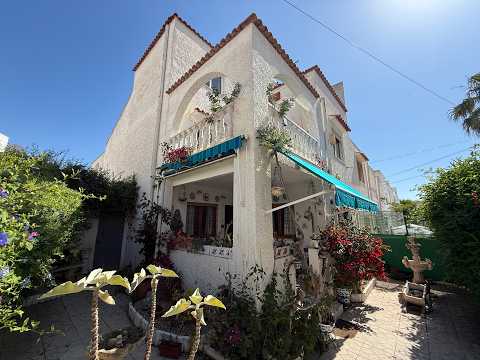 3 Bedroom, 2 Bathroom South-Facing Corner Townhouse in Calas Blancas, Torrevieja - Video