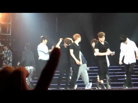 120429 SS4 INA - EXO-M baobeis running backstage