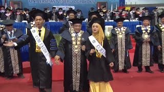 Download lagu Acara Wisuda UNY  Jadi Viral Nyanyi Hip  Hop Bersama Rektor mp3