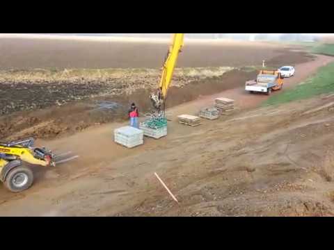 Verkalit-Deckwerksteine von Berding Beton mit Pflaster-Verlegezange von Hunklinger