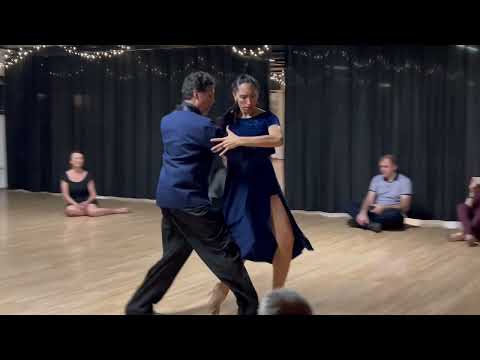  Albano Goldenberg  and  Angeles Verón  are  dancing  to  the  tango  "  Melodía oriental  "  by  Orquesta Francini-Pontier  in  2023
