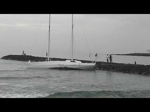 Encalla un barco en Costa Teguise