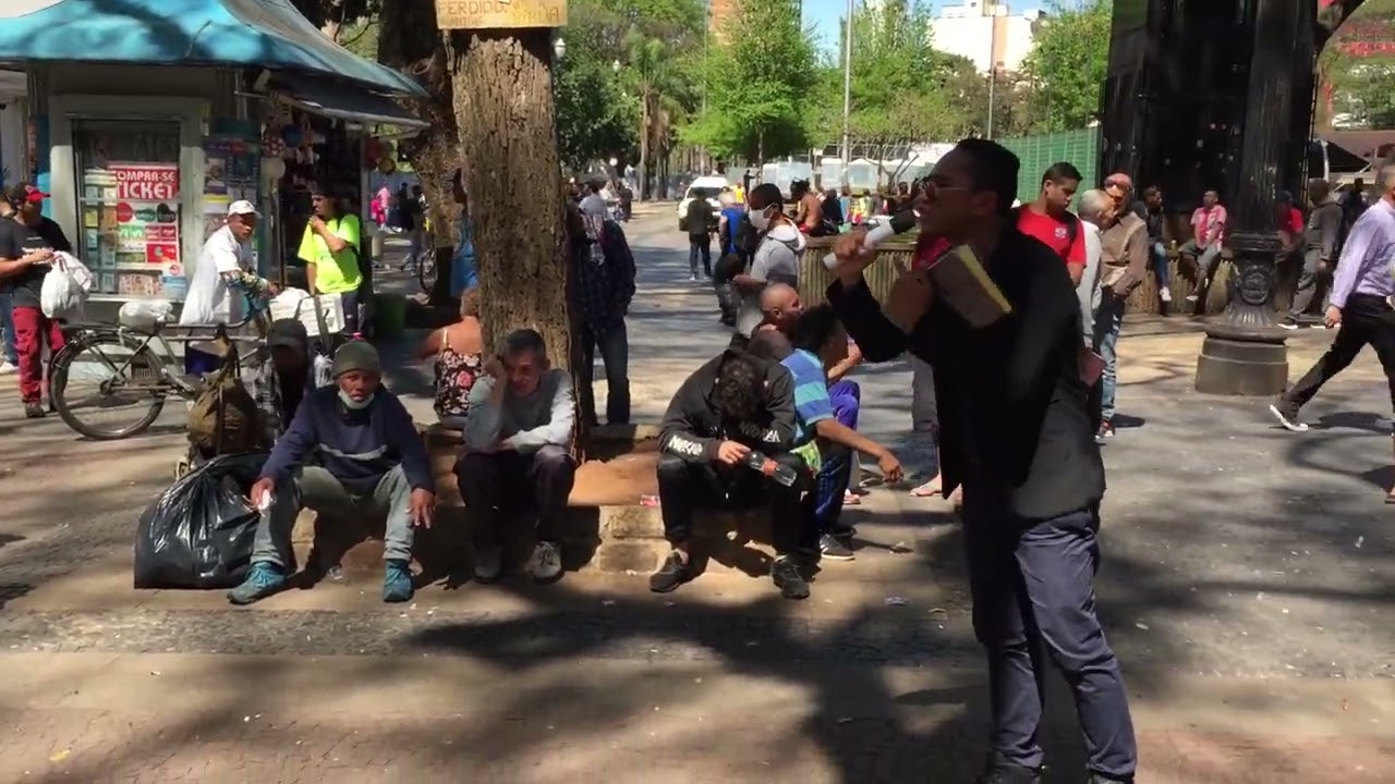 PREGAÇÃO EVANGÉLICA NA RUA! Jovem pregando na praça da sé