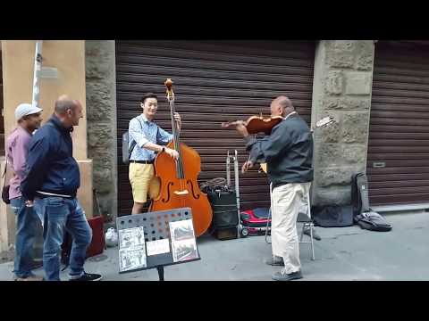 Turista se une a músicos callejeros mira el resultado