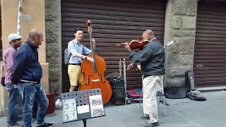 Download lagu Turista se une a músicos callejeros mira el resul... mp3