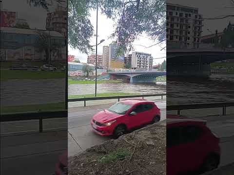 el río primero baja más rápido que los automóviles que marchan contra su corriente #riverside #rio
