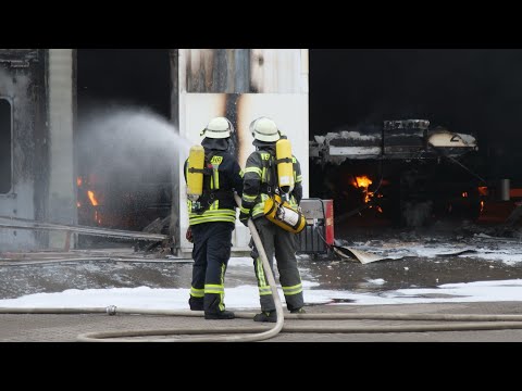 [Großbrand LKW-Werkstatt] 120 Einsatzkäfte in Bruchmühlen[Melle] im Einsatz/Warn Meldung an Umgebung