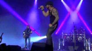 Brantley Gilbert | Read Me My Rights (Live)