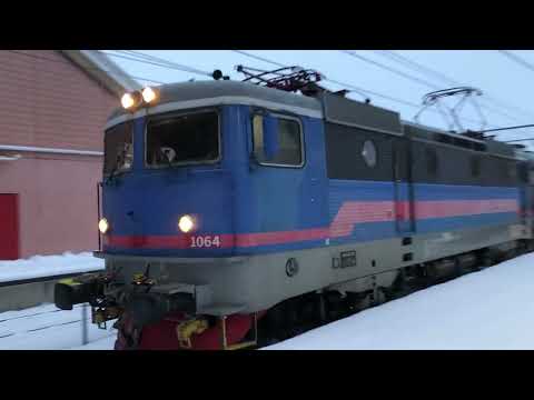 Tågab Rc3 passerar långsamt förbi Flemingsberg Mot Karlstad.