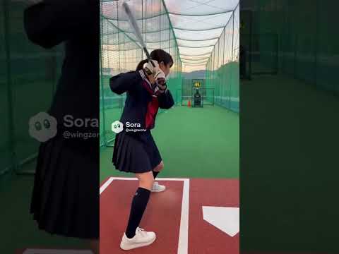 日本の女子高生がバッティングセンターで野球を打ち、カキーンと快音を響かせる。