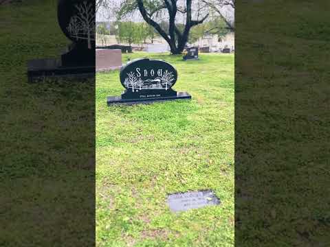 A Country Music pioneer, Mr. Hank Snow’s gravesite in Nashville, Tennessee  - “I’m Moving On” 🎙️