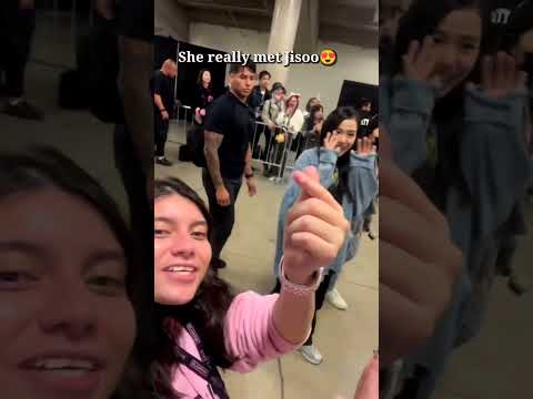 Sweetest fan moment ever😍😍 She finally met Jisoo