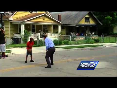 Полицаи спират за да поиграят с децата на улицата