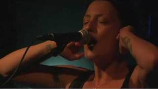 Holly McNarland - So Cold (Live)