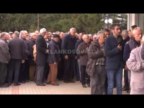 Mijëra qytetarë e miq i dhanë lamtumirën Hadi Shehut - 13.03.2017 - Klan Kosova