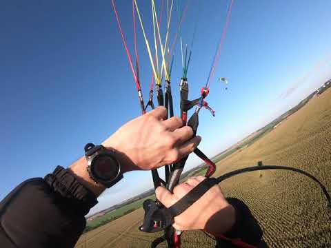 Voo paramotor decolagem alpina