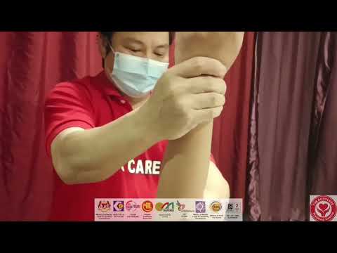 Sifu Mr. Han in Tim Bodycare | Demonstrating aromatherapy face massage and non-oil massage