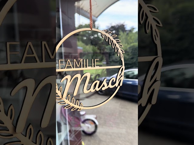 Personalisierte Holztafel mit Nachnamen – Rundes Design mit Blättern (Weiß, S, Höhe: 20 cm) Video