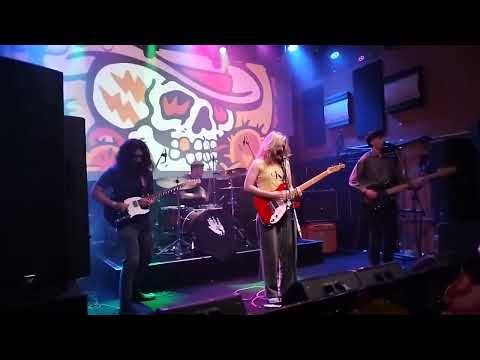 Miss June live at Mo's 4th birthday 🎉