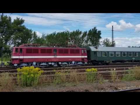 211 030-2 auf Überführungsfahrt durch Leipzig-Schönefeld