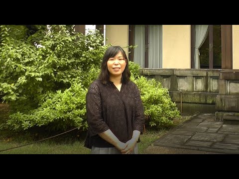 pergola-bioclimatique-lames-orientables-alu-blanc-canapé-rotin