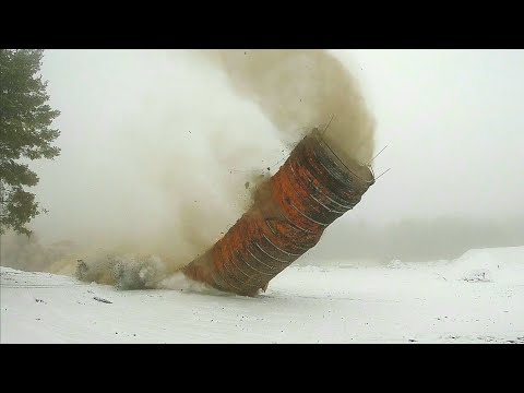 Odstřel 100m vysokého cihlového komínu bývalé elektrárny dolu Schoeller z roku 1930 (chimney blast)