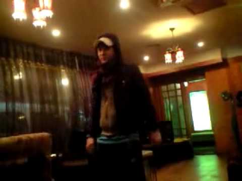 Kwon Twins [Kwon Youngdon] dancing to Strong Baby