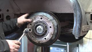 Inspecting and adjusting a Knott trailer brake