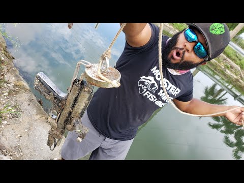 MAGNET FISHING for LOST Treasure.  Weapon Found!