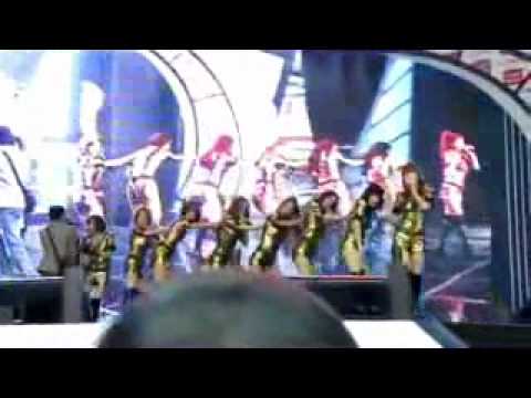 110417 SNSD Taeyeon grabbed by crazy  a  fan