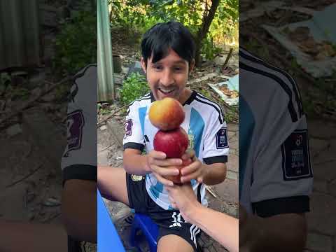 Ronaldo đã nhường táo cho Messi  #shorts #kindness