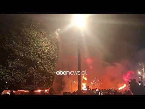 Protesta e PD/Skenari i njëjti, pas fjalës së Berishës, grupi i molotovit i drejtohet kryeministrisë