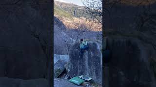 Video thumbnail de La dance des ceps, 6a. Chironico