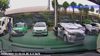 車CAM直擊 - 錫錫系列 TE2227 泊車唔睇後鏡撞到電單車