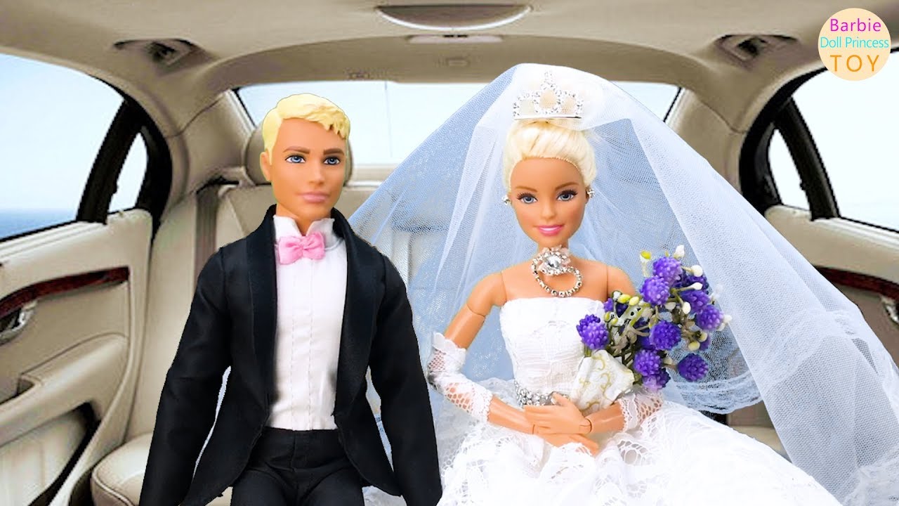 Barbie wedding toys, Barbie and the groom are willing to take the wedding car to the auditorium