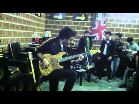 Fernando Lamadrid Mogar Music Ibérica Markbass Laney stand Todobajos Bass Day 2010