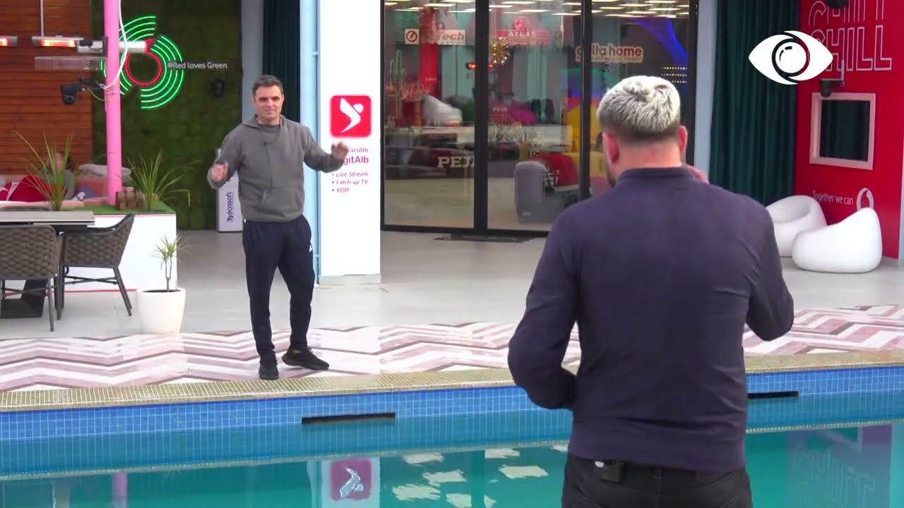 Armaldo hidhet në pishinë me mikrofon