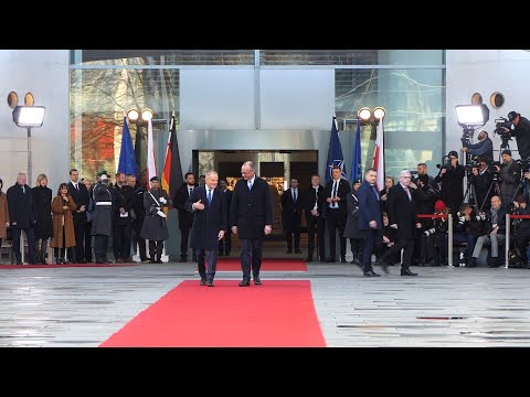 Militärische Ehren - Polens Ministerpräsident Donald Tusk