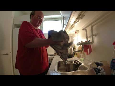 MongoTV_5176 - VASKER OP I HEDEBØLGE 30 GRADERS VARME OG BLANDER SAFTEVAND