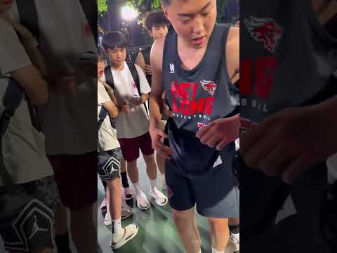 Anh ấy không ngờ lại nhận được sự giúp đỡ từ đối thủ 😳