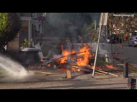 Man steekt bult afval in voortuin in Meppel in brand