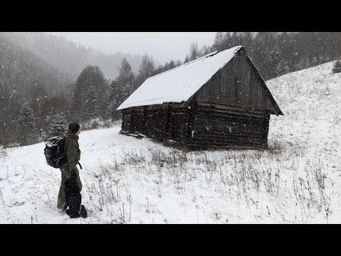Spending the night during a snowstorm in a house Far from Civilization. A bushcraft shelter.