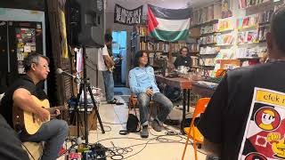 Download lagu Efek Rumah Kaca - Debu-Debu Berterbangan (Rehearsal at Kios Ojo Keos, Jakarta 12/11/2025) mp3