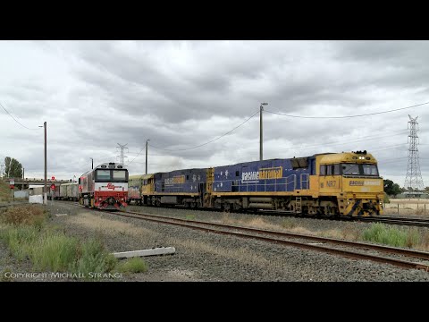 5PM5 Freight Train Crosses CSR001 Light Engine (28/12/2020) - PoathTV Australian Railways